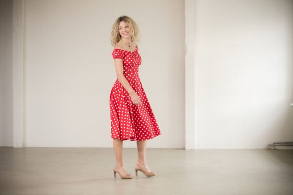 Katinka unterwegs im Punktekleid